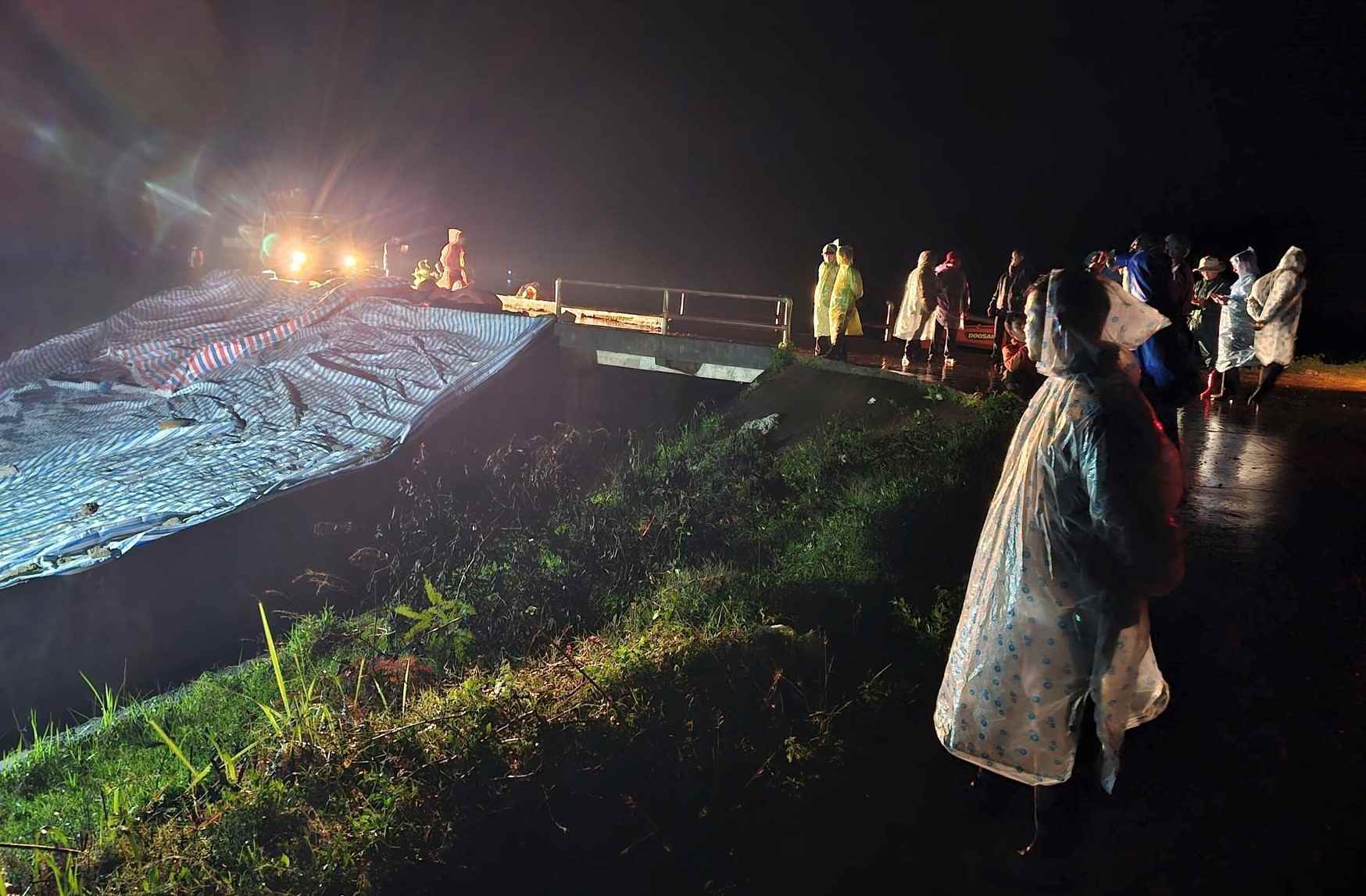 Thân đập thủy lợi Cay An được các lực lượng tập trung gia cố phòng chống nguy cơ đập bị vỡ đến mức thấp nhất. Ảnh: Hải Đường