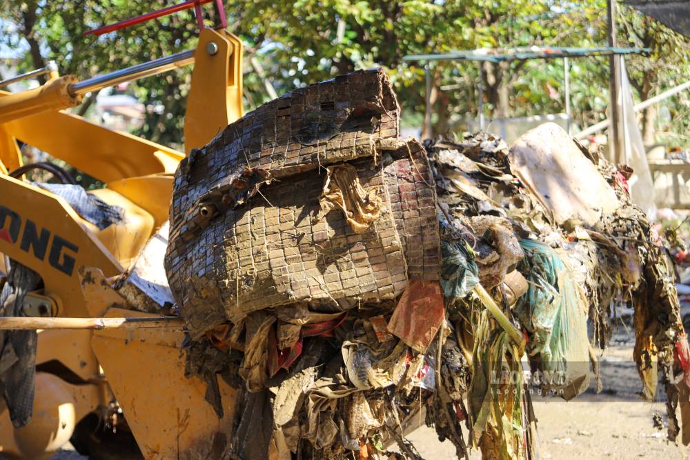 Đủ loại rác thải sau lũ đang bị xóa sổ từng ngày trước sự nỗ lực của lực lượng vũ trang và công nhân môi trường.