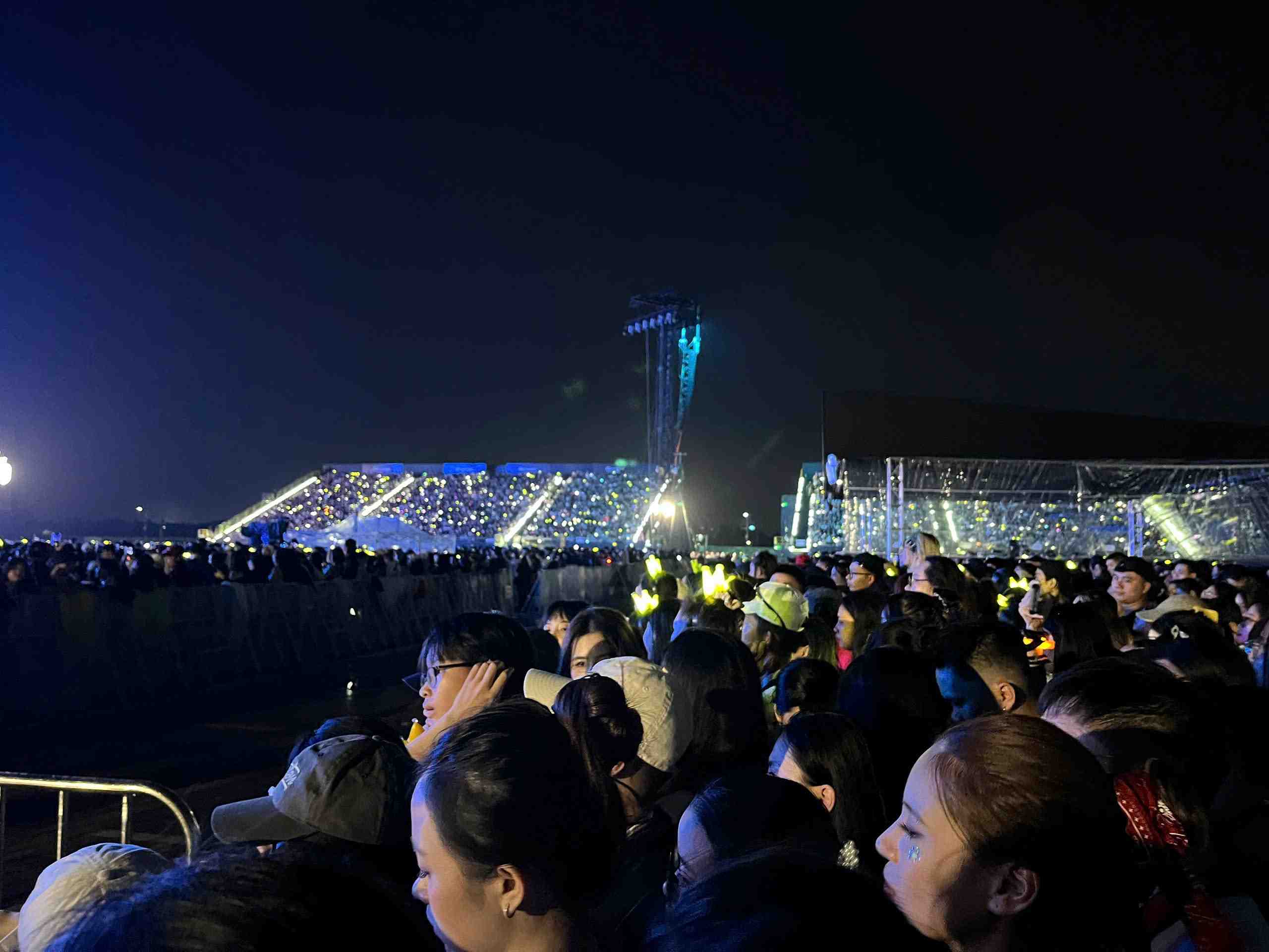 Hàng chục ngàn fan hâm mộ thắp sáng rực rỡ khán đài trong concert của G-Dragon. Ảnh: Tường Vy