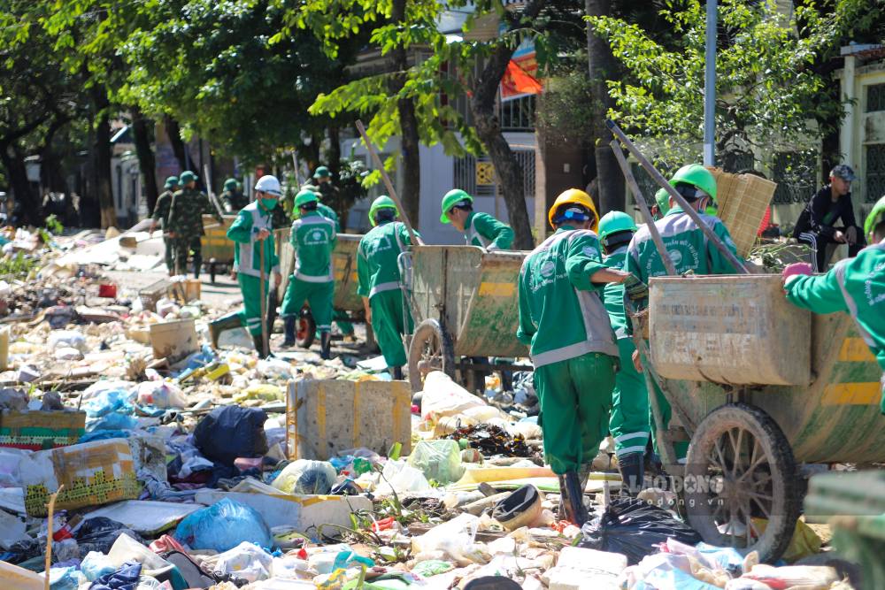 Các lực lượng đã khẩn trương ra quân dọn dẹp. Đi đầu là hàng chục cán bộ, chiến sĩ quân đội cùng lực lượng công nhân Công ty Cổ phần Môi trường và Đô thị Huế.