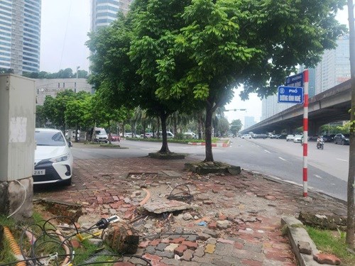 Nguy hiểm rình rập từ những vỉa hè bong tróc, sụt lún sau mưa bão