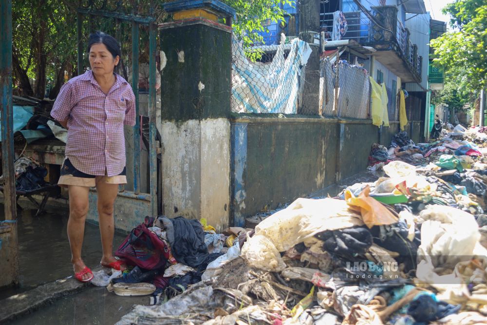 Bà Trần Thị Huệ - Người dân TP Huế chia sẻ, khối lượng rác đổ về trước con đường cạnh nhà bà rất lớn. Bà cùng gia đình đã dọn dẹp nhiều ngày những không xuể. “Dọn mệt lắm, khổ lắm” - bà Huệ nói.
