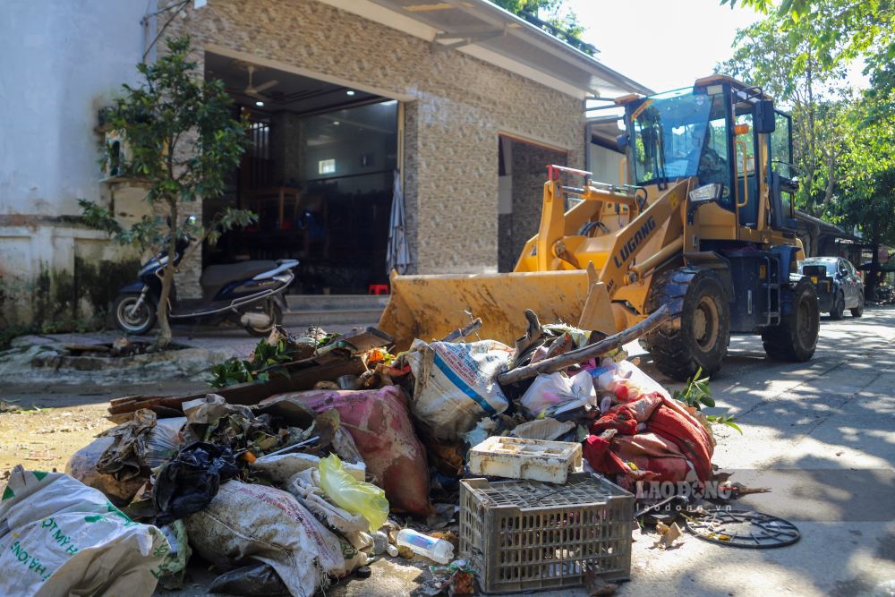 Để dọn khối lượng rác khổng lồ tại đường Thánh Giống, lực lượng chức năng phải huy động 2 xe xúc lật, 4 xe tải cùng hàng chục lượt người làm việc không ngơi tay.