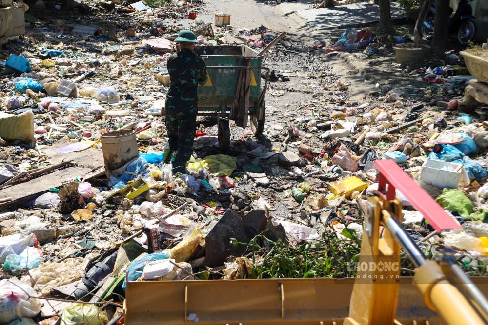 Khối lượng rác thải còn lại vẫn rất nhiều, dự kiến sẽ mất nhiều ngày để các lực lượng hoàn tất việc dọn dẹp.