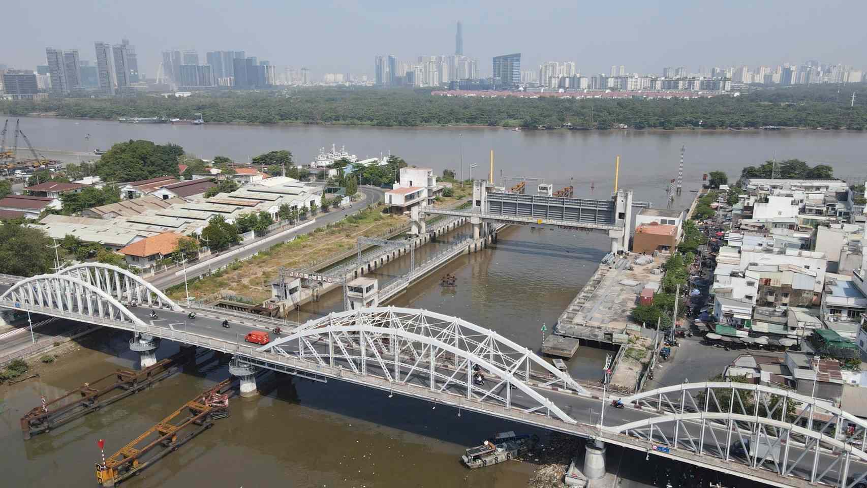 Cống ngăn triều Tân Thuận đạt 93% khối lượng nhưng dừng thi công 5 năm qua. Ảnh: Minh Quân