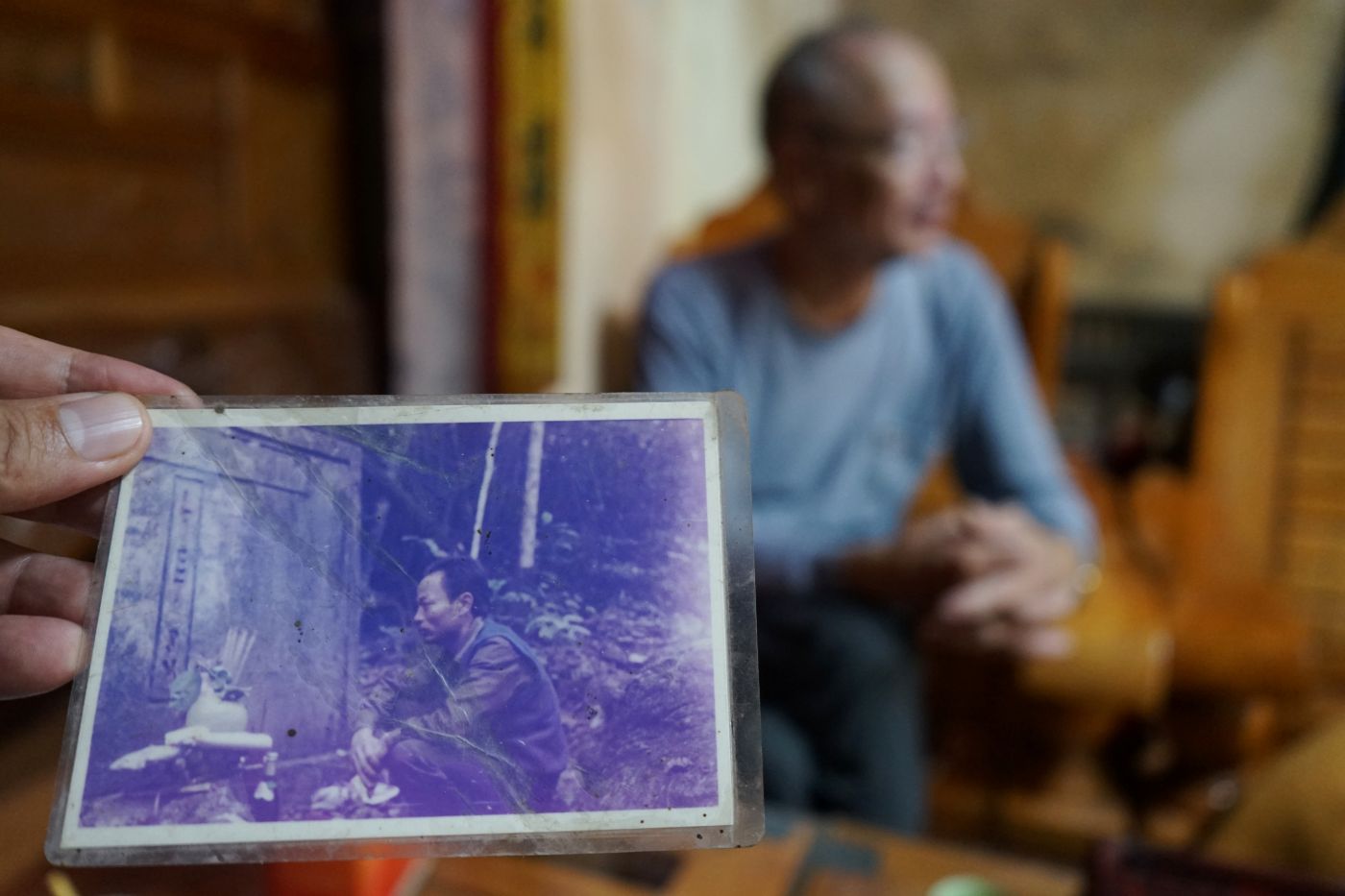 Bức ảnh chụp ông Phước đến khu vực Hang Tám Cô vào cuối năm 1995, để tìm phần mộ chị gái. Ảnh: Quách Du