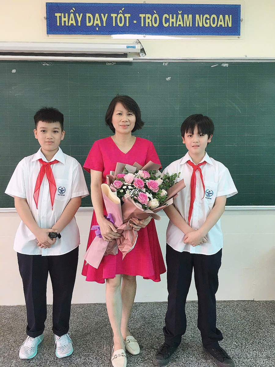 Nhiều học sinh cũ thường về thăm cô Hương vào dịp 20/11. 126.jpg