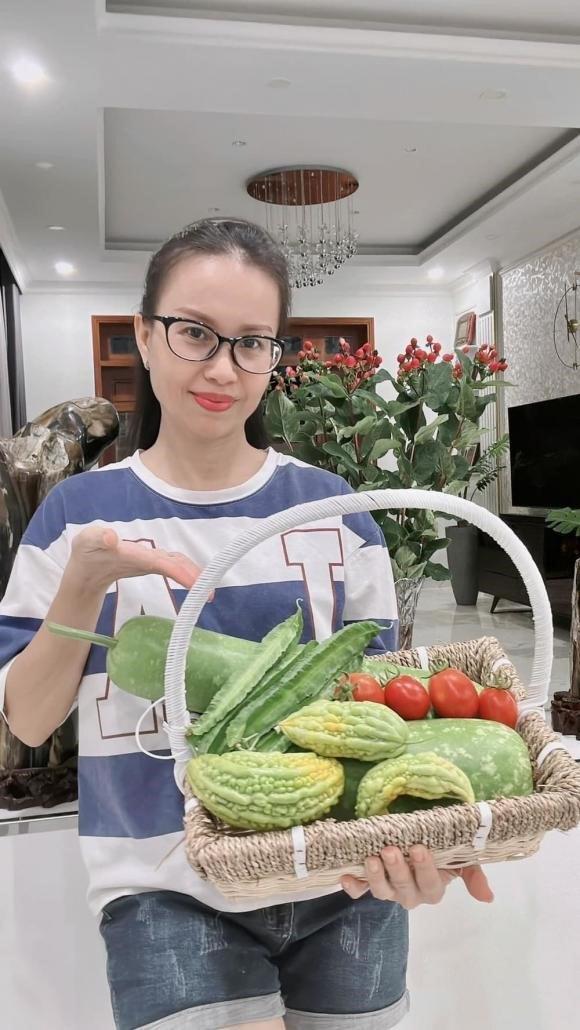 Cẩm Ly thu hoạch cây trái trong sân vườn. Ảnh: Nhân Phạm.