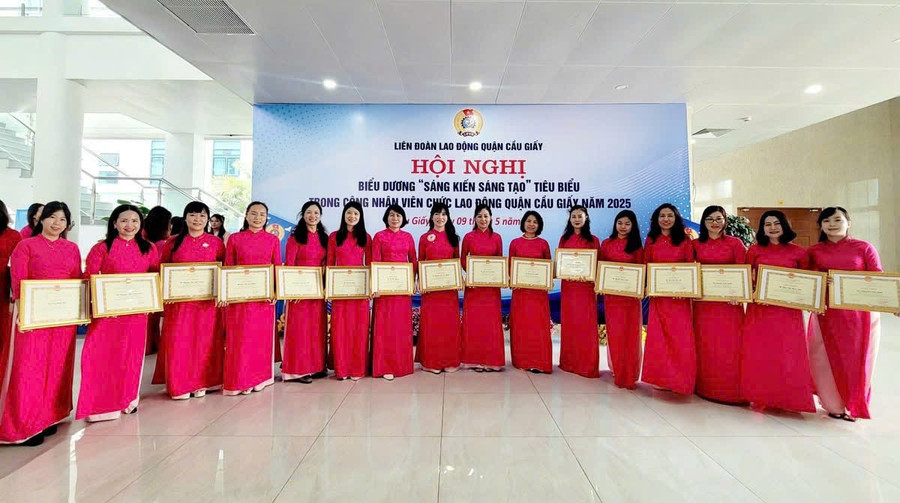 Cô giáo Đỗ Thị Hương nhận khen thưởng cùng các đồng nghiệp ở Trường tiểu học Dịch Vọng A (Cầu Giấy, Hà Nội). 129.jpg