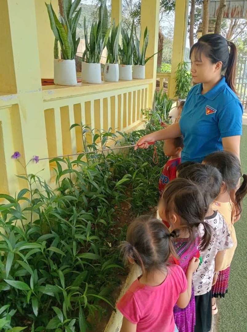 Cô Vũ Thị Hải Bình - giáo viên Trường mầm non Trung Chải, xã Pa Tần, tỉnh Lai Châu - trong giờ dạy. Ảnh: NVCC