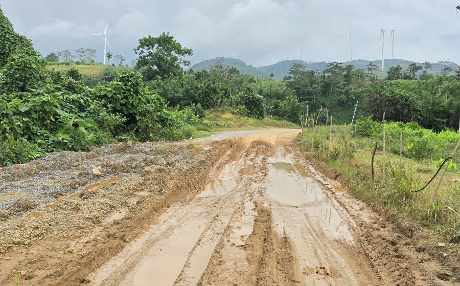 Đường lầy lội khiến người dân thôn Cheng đi lại khó khăn. Ảnh: Hưng Thơ