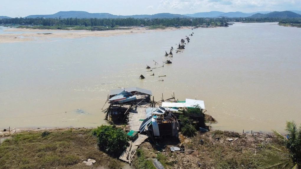 Nước sông Bình Bá dâng cao chảy xiết kết hợp gió bão số 13 Kalmaegi làm cầu gỗ Ông Cọp “biến mất“. Ảnh: Tropical trip Phú Yên