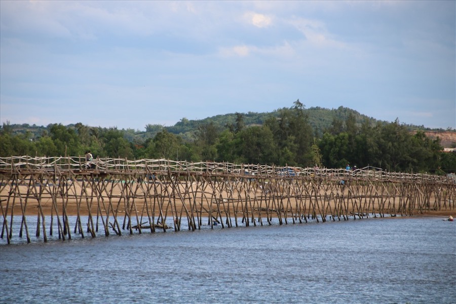 Với chiều dài khoảng 800m, cầu Ông Cọp được mệnh danh là cầu gỗ dài nhất Việt Nam. Ảnh: Đ. Phùng