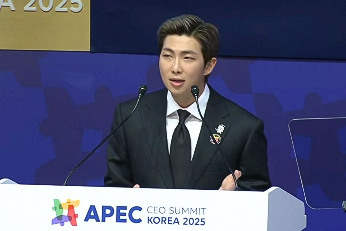 RM (BTS) phát biểu trong phiên họp về công nghiệp văn hóa và sáng tạo tại APEC 2025. Ảnh: cắt từ video