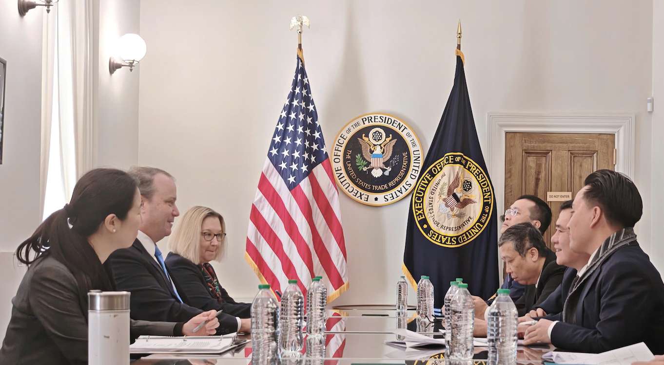 Thứ trưởng Bộ Công Thương, Phó Trưởng Đoàn đàm phán Chính phủ Nguyễn Sinh Nhật Tân làm việc với Phó Đại diện Thương mại Hoa Kỳ Rick Switzer khởi động các phiên đàm phán kỹ thuật. Ảnh: Bộ Công Thương