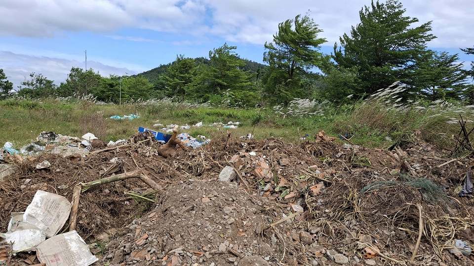 Người dân lén lút đổ đủ các loại chất thải trong khuôn viên dự án khu dân cư kiểu mẫu, triển khai suốt 10 năm vẫn “đắp chiếu“. Ảnh: Viên Nguyễn