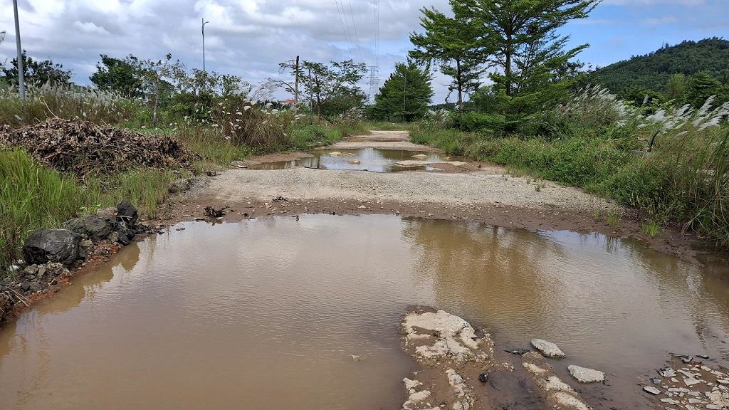 Nhiều hạng mục trong khuôn viên dự án đầu tư dang dở, ao tù nước đọng. Ảnh: Viên Nguyễn