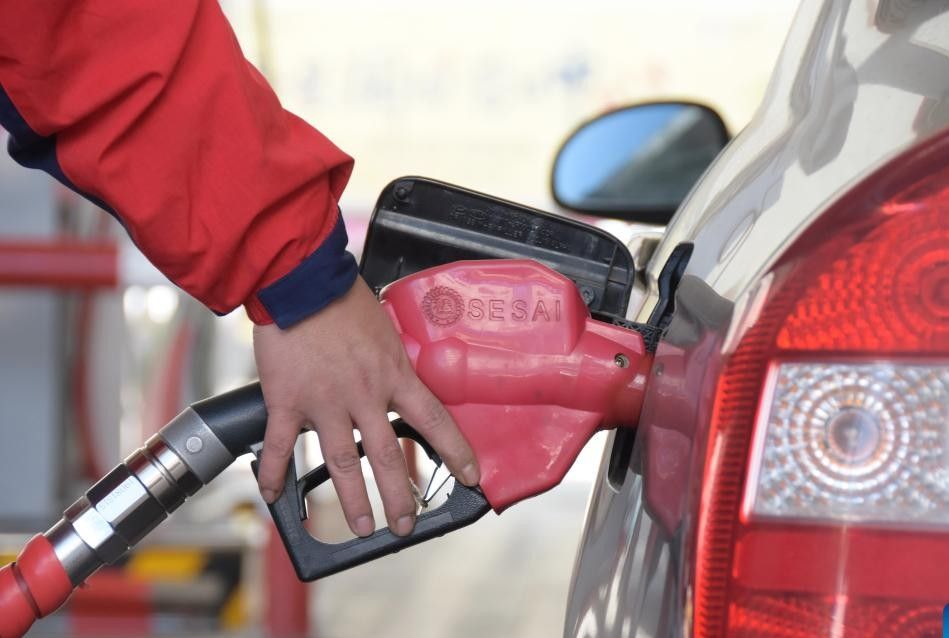 Giá xăng ở nhiều nước neo ở mức cao mặc dù giá dầu giảm. Ảnh: Xinhua