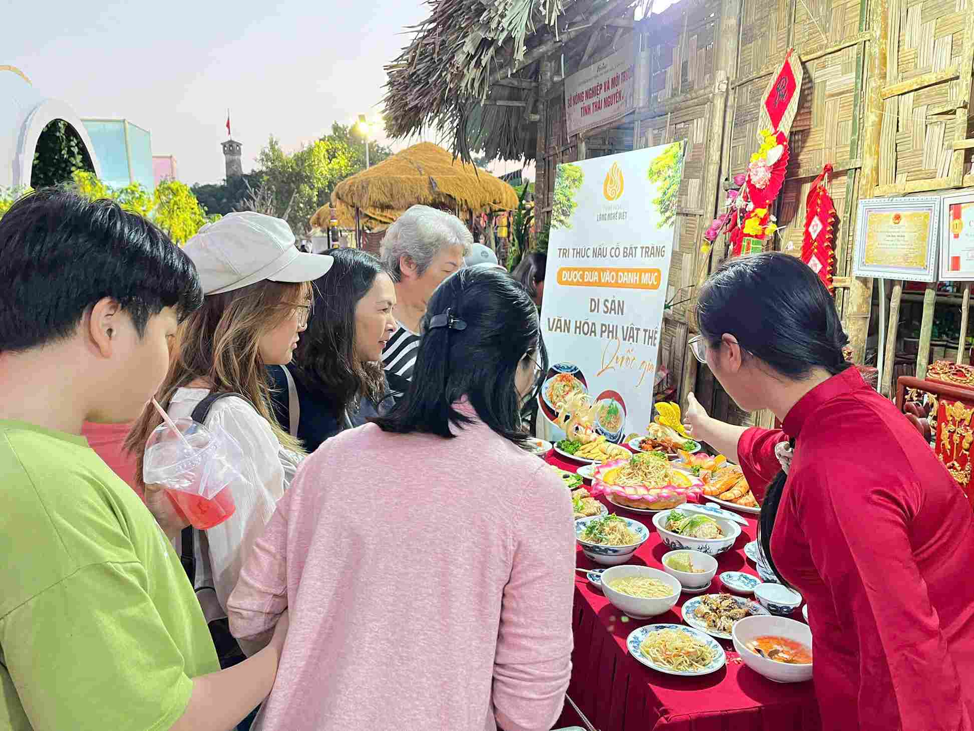 Mâm cỗ Bát Tràng của người dân làng gốm được giới thiệu tới du khách. Ảnh: Lê Tuyến