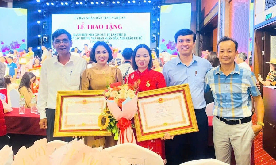 Cô Đặng Thị Mai Huy (ở giữa) nhận danh hiệu Nhà giáo Ưu tú. Ảnh: NVCC trao-truyen-yeu-thuong-va-tri-thuc-2.jpg