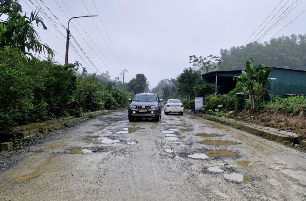 Chi chít các ổ gà trên mặt đường. Ảnh: Quách Du