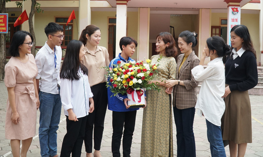 Cô Thái Thị Mai Hương cùng học trò Trung tâm GDNN-GDTX Đô Lương, Nghệ An. Ảnh: Hồ Lài