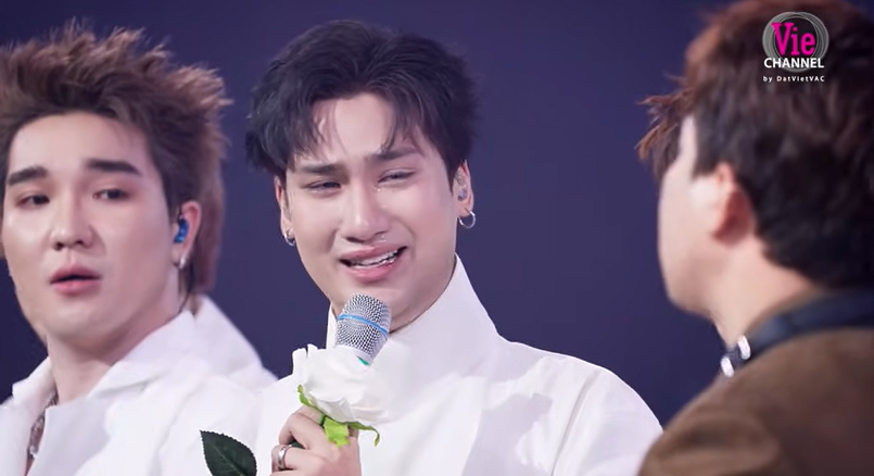 RiO bật khóc khi tâm sự về mẹ. Ảnh: Nhà sản xuất