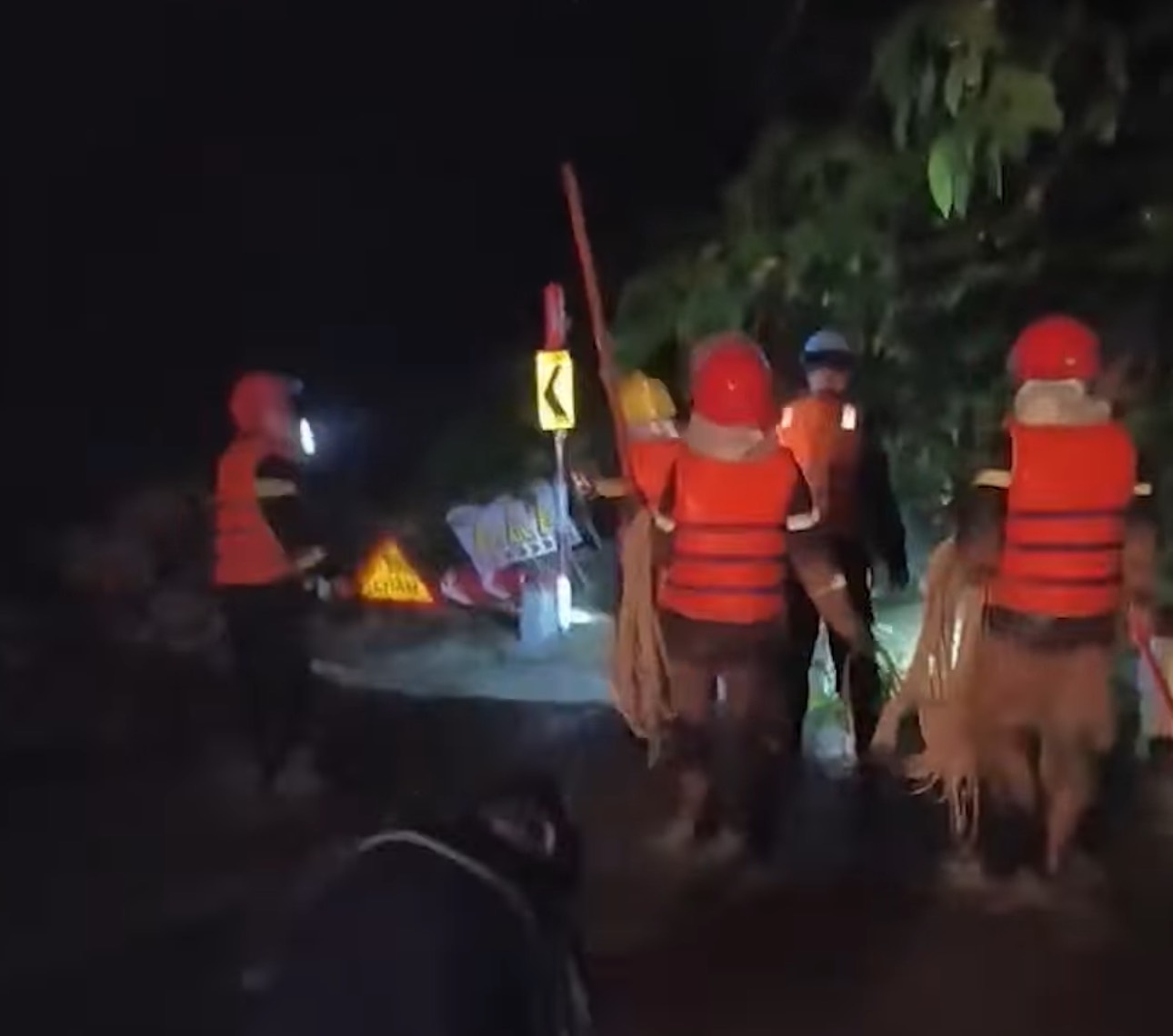 Lực lượng chức năng tìm kiếm các nạn nhân trong vụ sạt lở khiến 3 người bị vùi lấp lán trại. Ảnh: Sơn Thái