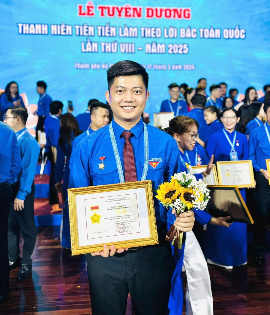 Thầy Trần Đình Huy tại Lễ tuyên dương “Thanh niên tiên tiến làm theo lời Bác lần thứ VIII năm 2025”. Ảnh: NVCC trao-truyen-yeu-thuong-va-tri-thuc-4.jpg