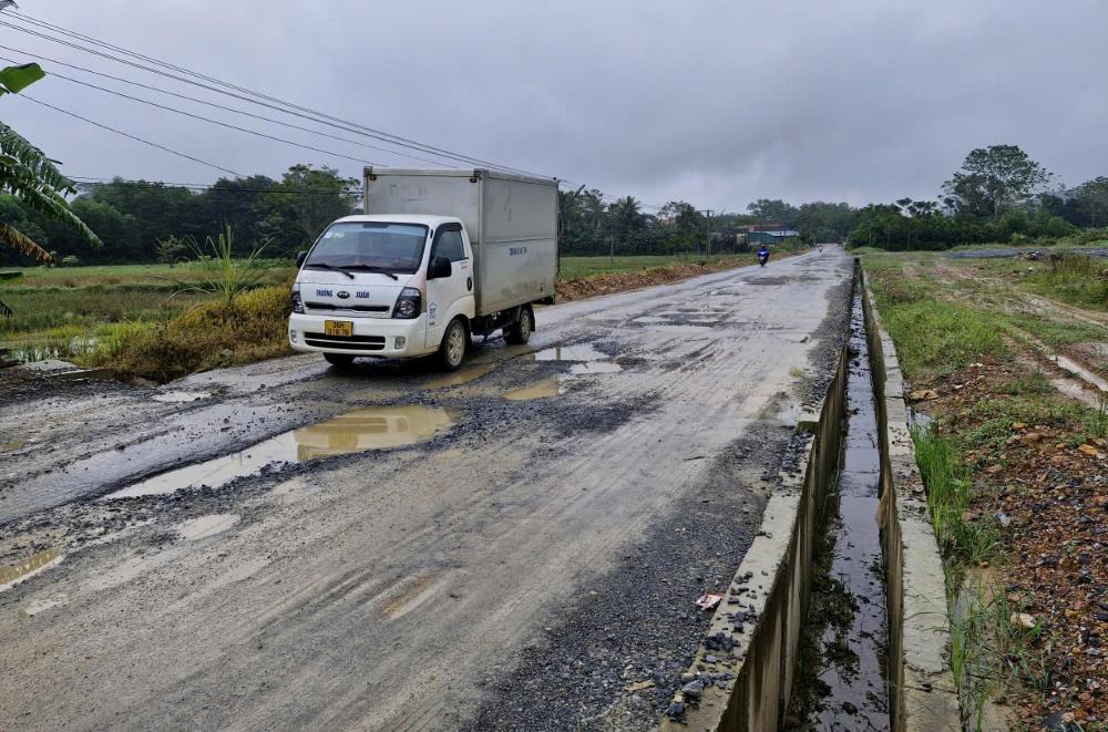 Các phương tiện từ ô tô, xe máy đều phải “rón rén” di chuyển trên tuyến đường thi công dang dở. Ảnh: Quách Du