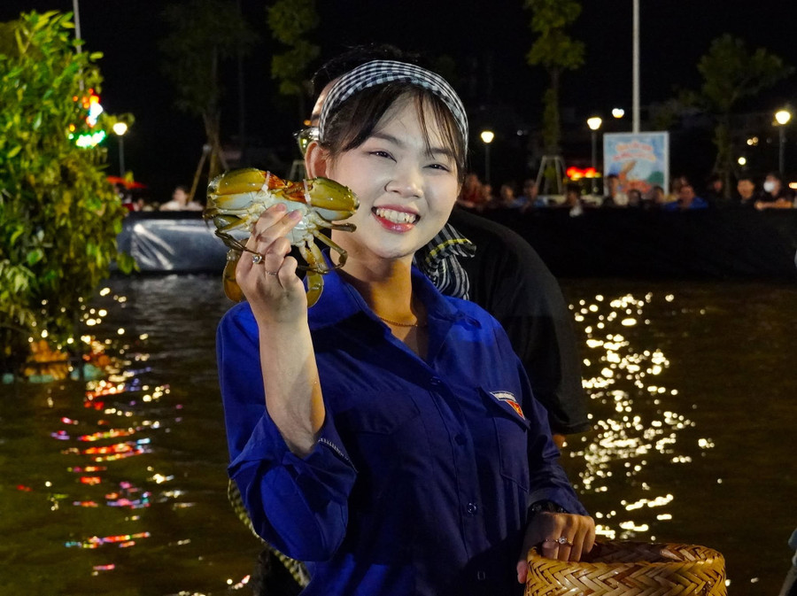 Người chơi phấn khởi khoe cua vừa mò được. 582457245-1034269472148350-5249336904816203842-n-1.jpg