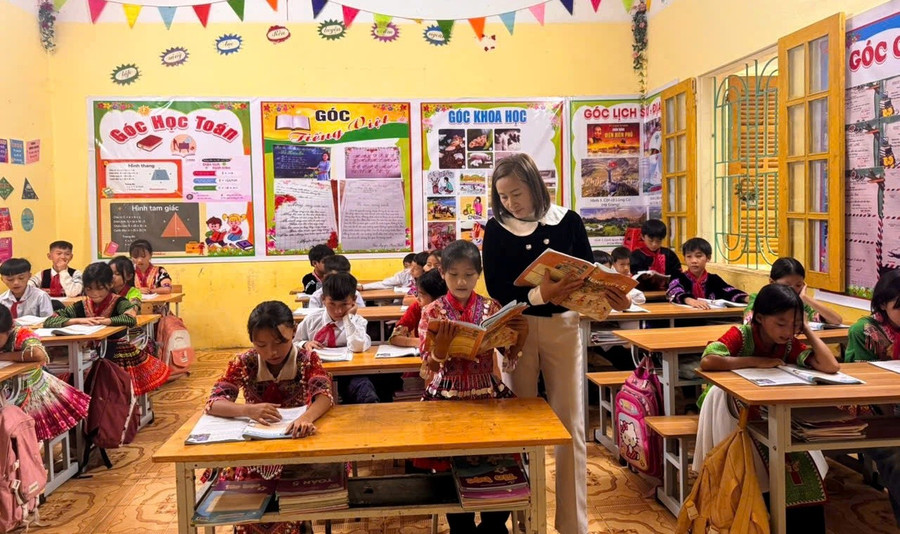 Cô và trò Trường Tiểu học Trung Lý 1 trong giờ học. Ảnh: NTCC 80dc74fab42838766139.jpg