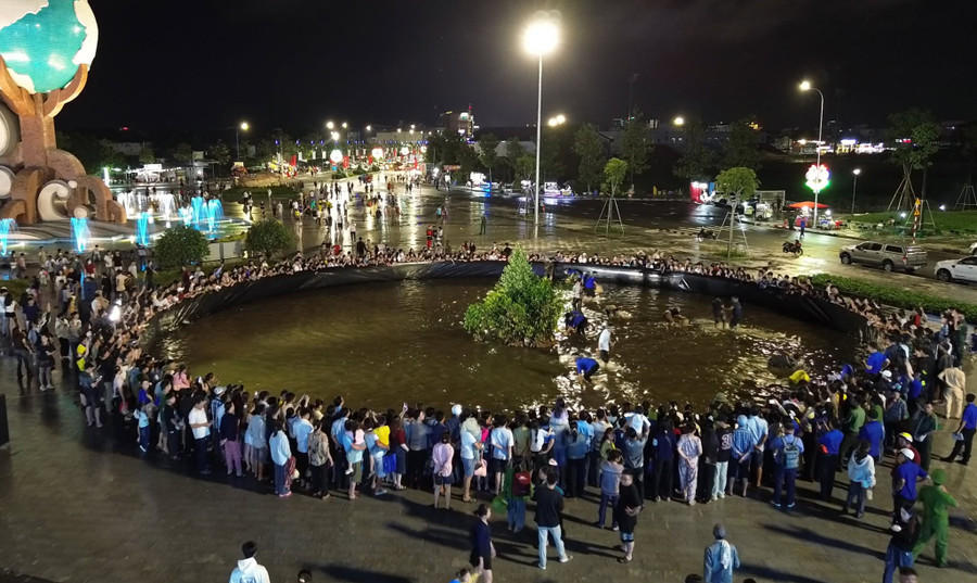 Khu vực diễn ra cuộc thi mò cua nhanh nhất. 582008530-1142600058053638-2055396379391251652-n-1.jpg