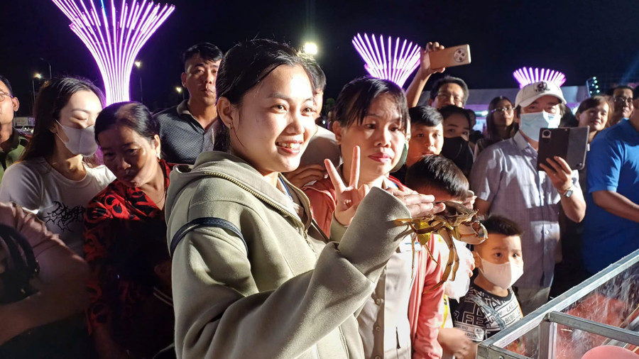 Người dân tham quan và cổ vũ các đội thi. 582750118-1765136867523525-780136809448253120-n.jpg