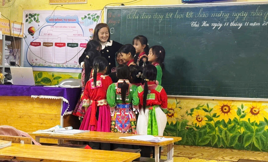 Niềm hạnh phúc của cô và trò ở Trường Tiểu học Trung Lý 1. Ảnh: NTCC 4428371128744362405.jpg