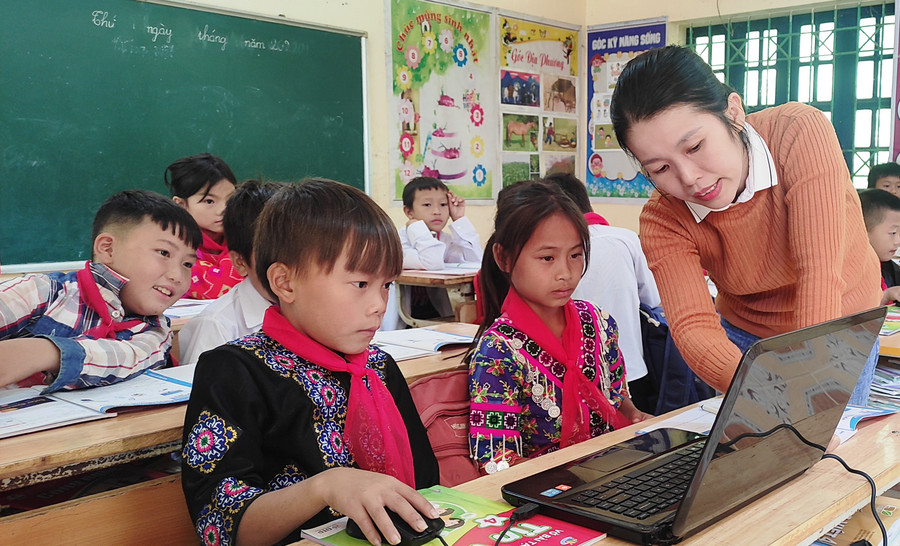 Học sinh điểm lẻ của Trường Tiểu học Trung Lý 1 học môn Tin học. Ảnh: Thế Lượng truong-vung-cao-gap-kho-1.jpg