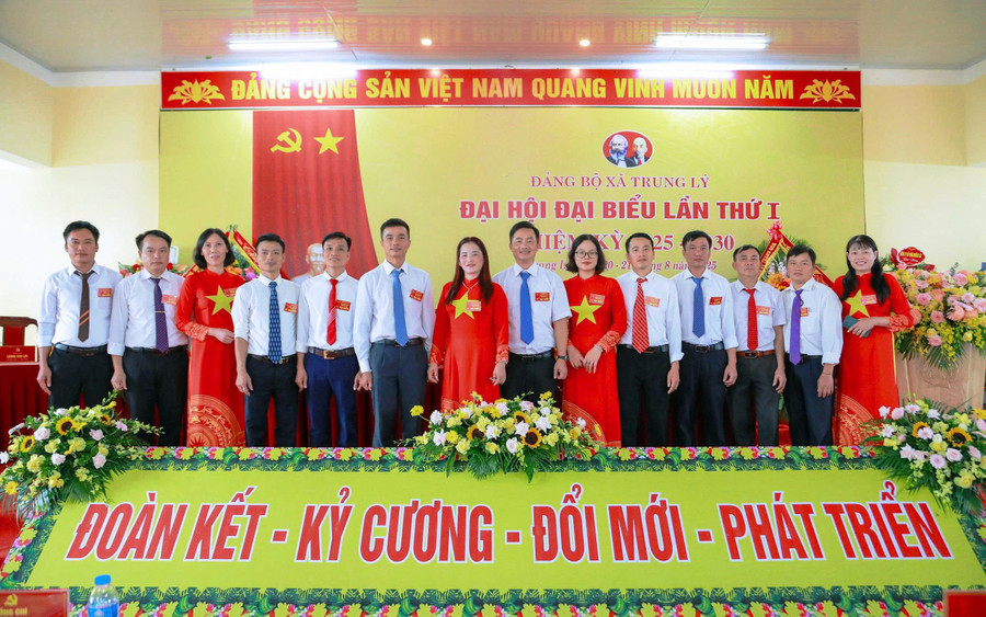 Đoàn đại biểu Trường Tiểu học Trung Lý 1 tham dự Đại hội Đảng bộ xã Trung Lý. Ảnh: NTCC 73c203d95f0bd3558a1a.jpg