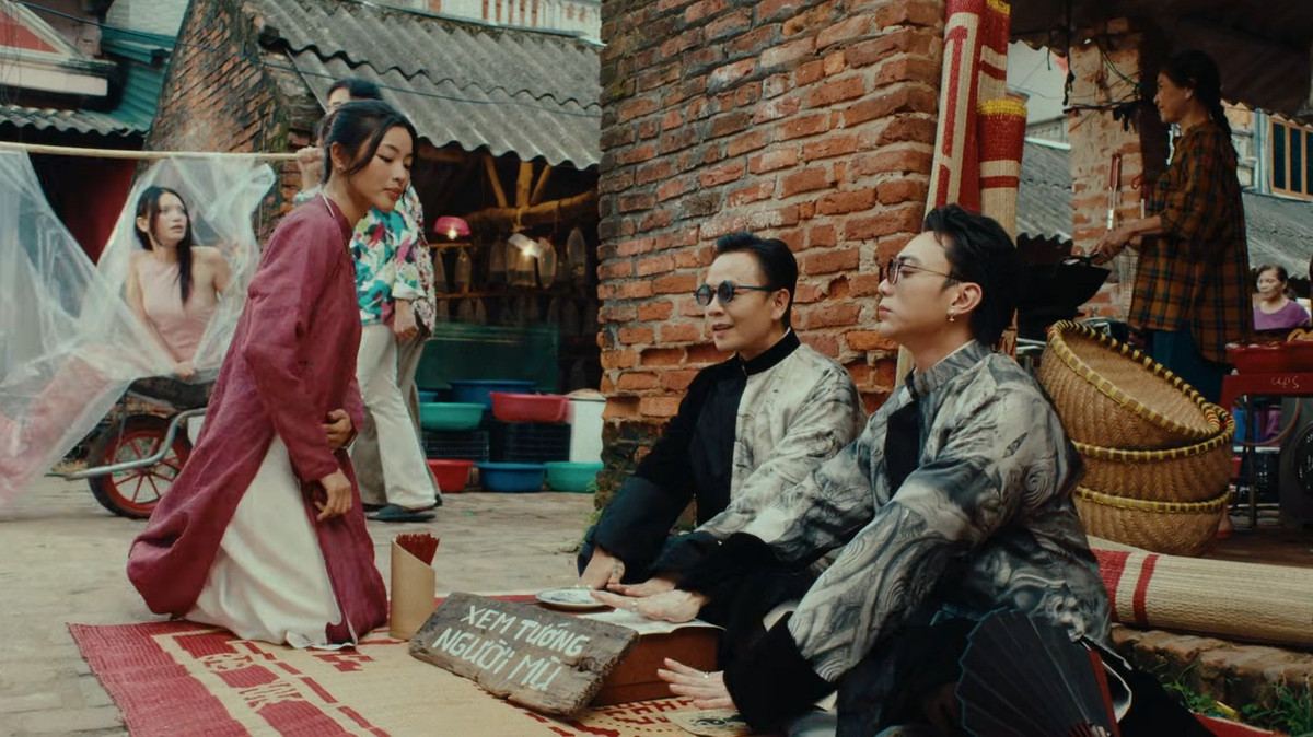 Hình ảnh “thầy bói xem voi” của MV tại chợ Nôm. Ảnh: MV “Mục hạ vô nhân”