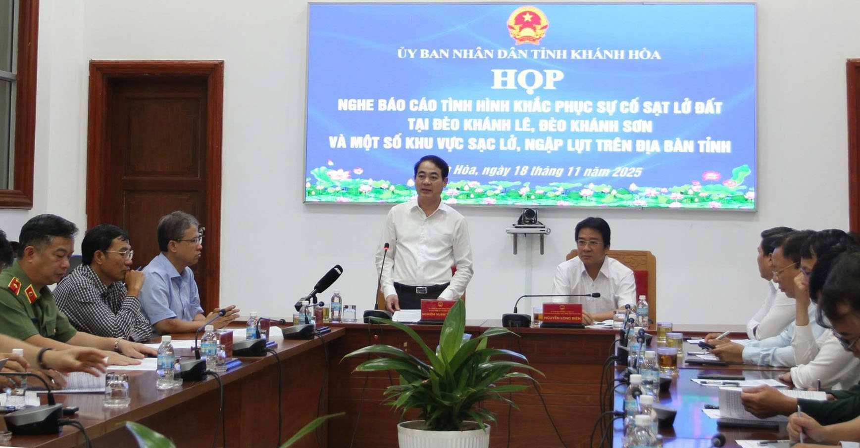 Bí thư Tỉnh ủy Khánh Hòa Nghiêm Xuân Thành chỉ đạo khắc phục hậu quả do mưa bão. Ảnh: Hữu Long