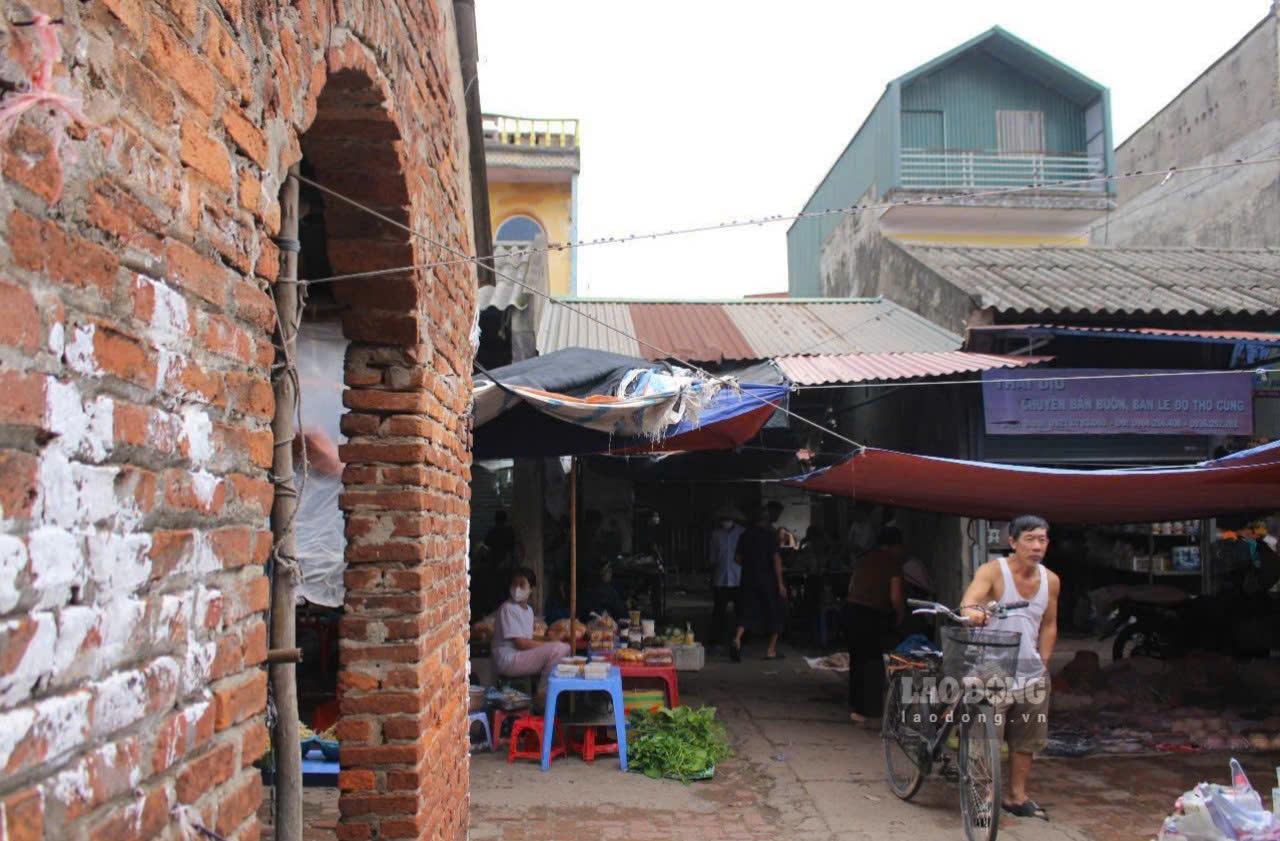 Chợ Nôm nằm trước chùa Nôm, ngói bằng gạch đỏ ngoài đời thực. Ảnh: Lê Tuyến