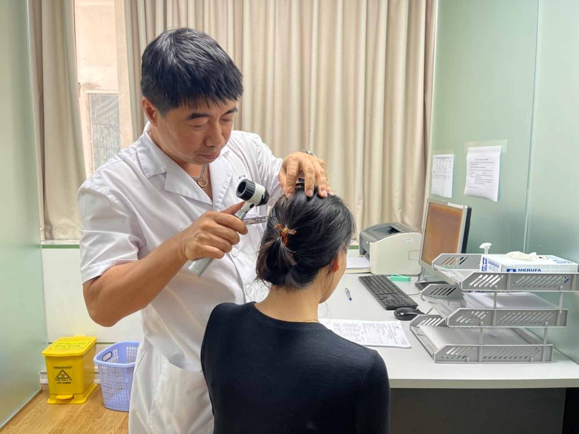 Bác sĩ Bệnh viện Da liễu Trung ương thăm khám cho bệnh nhân. Ảnh: Bệnh viện cung cấp