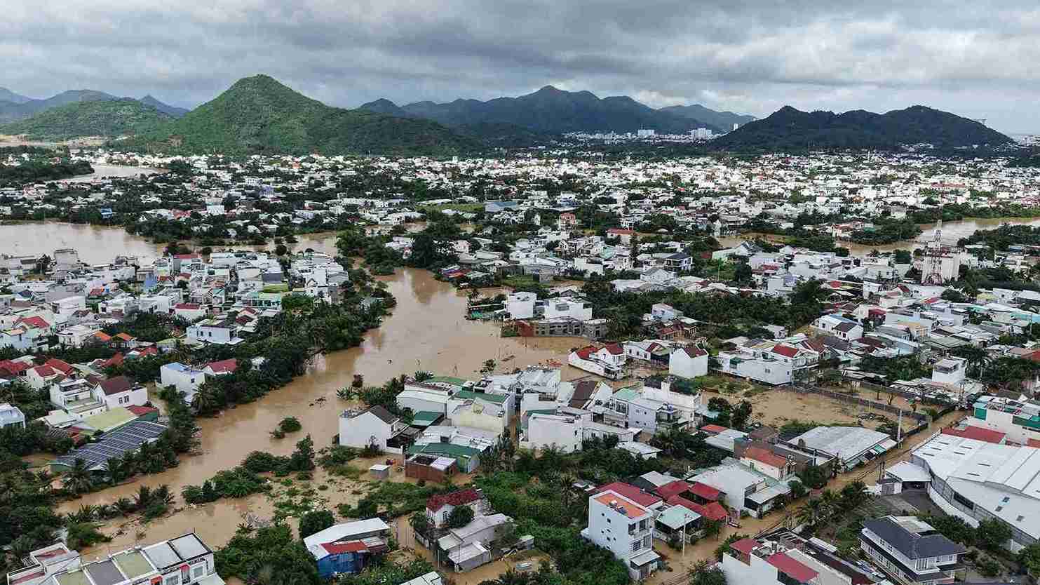 Nhiều khu vực ở Nha Trang bị ngập sâu do mưa bão. Ảnh: Hữu Long