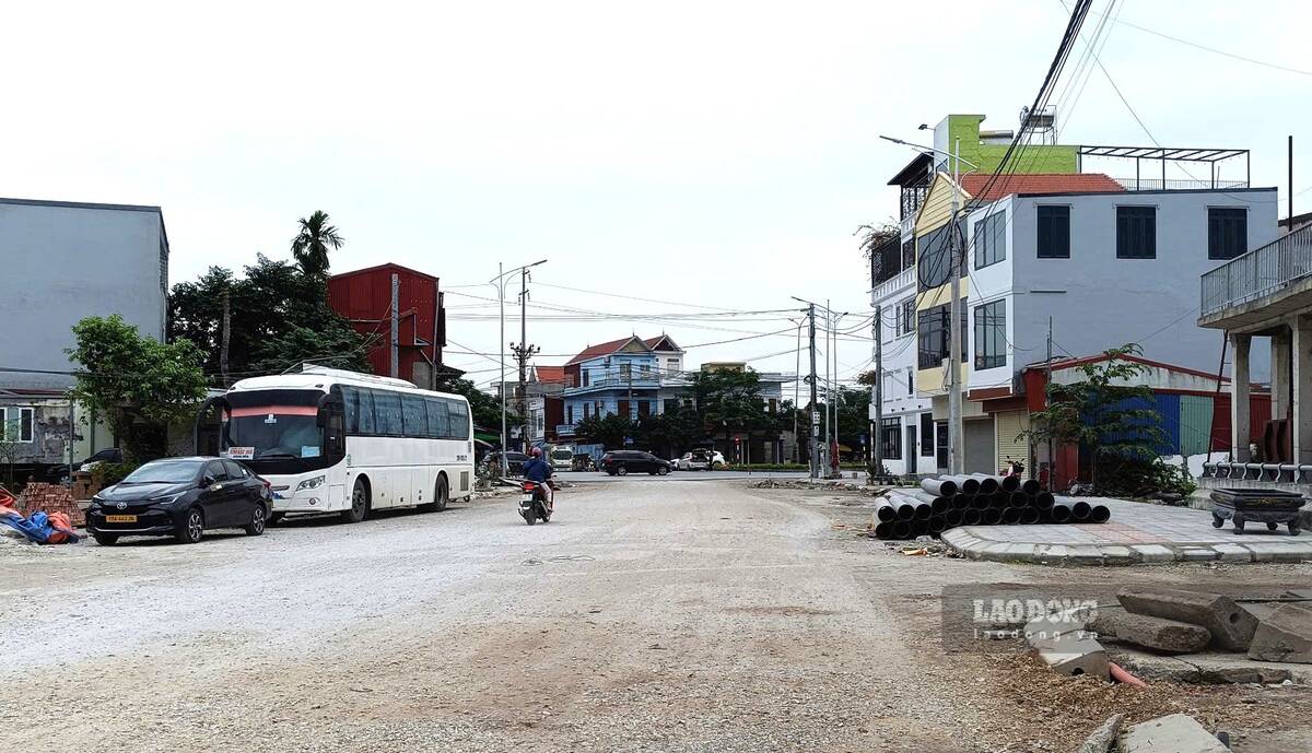 Đoạn đầu đường Đại Thắng giáp đường Phạm Văn Đồng đã được mở rộng, chờ hoàn thiện. Ảnh: Hoàng Khôi