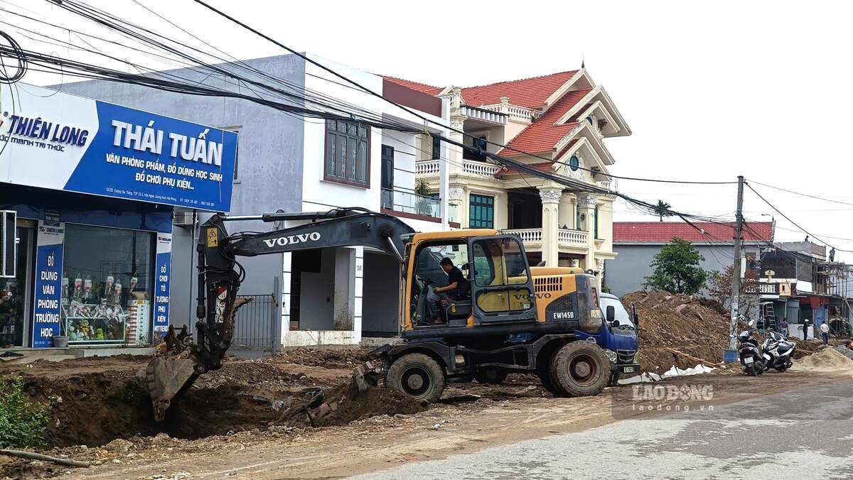 Ghi nhận sáng 18.11, nhà thầu vẫn đang khẩn trương thi công công trình. Ảnh: Hoàng Khôi