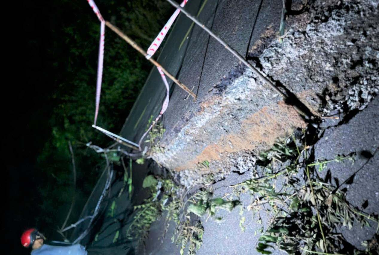 Sụt lún làm tuyến đường liên xã