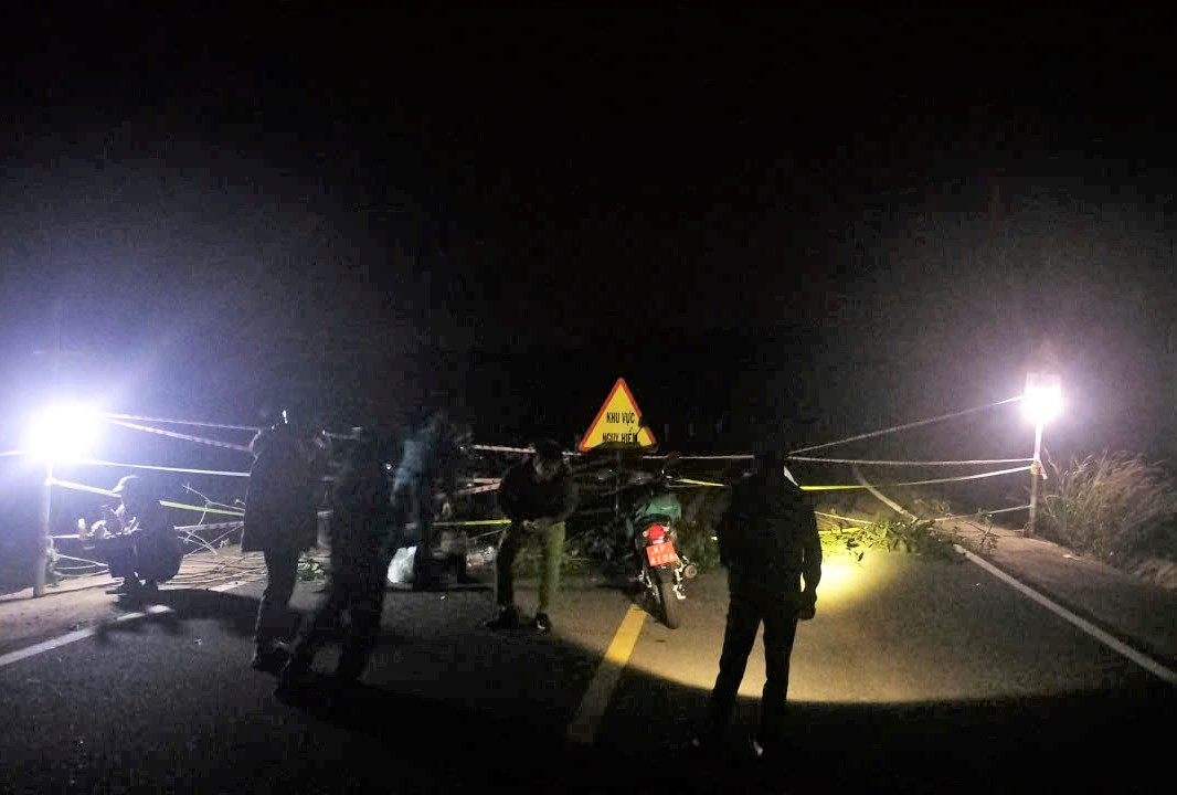 Các lực lượng được giao nhiệm vụ ứng trực tại đoạn đường sụt lún để cảnh báo cho người tham gia giao thông. Ảnh: Cơ quan chức năng cung cấp