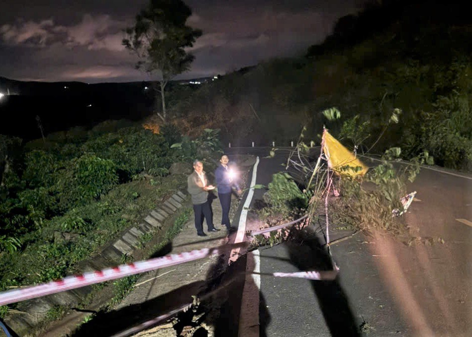 Cơ quan chức năng kiểm tra tình trạng sụt lún trên tuyến đường. Ảnh: Phúc Khánh