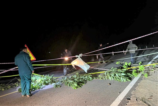 Cấm lưu thông trên đường liên xã ở Lâm Đồng do xuất hiện nhiều điểm sụt lún, đứt gãy