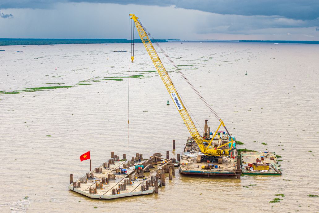 Thiết bị khoan cọc nhồi cỡ lớn và sà lan 5.000 tấn được huy động tại công trường cầu Đại Ngãi để ứng phó thủy triều và gió mạnh. Ảnh: Phương Anh