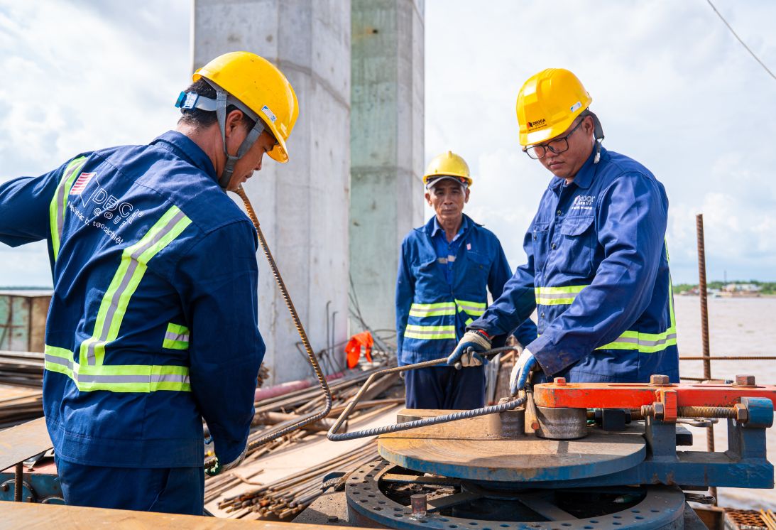 Công nhân thi công tại cầu Đại Ngãi 1. Ảnh: Phương Anh